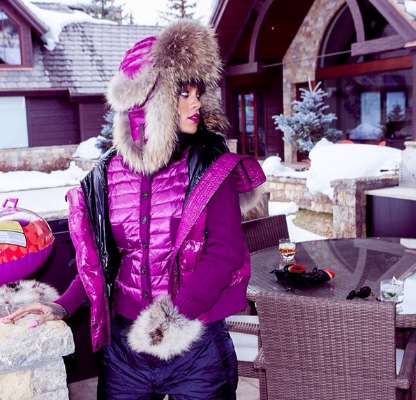 Rihanna 'causa' com modelito para neve roxo em Aspen