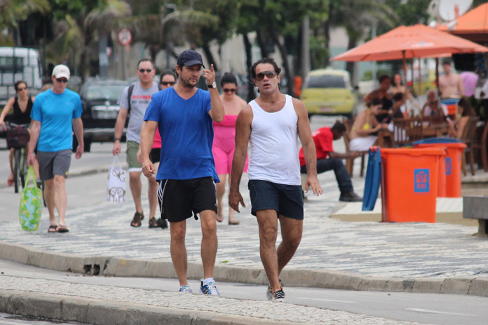 Marcelo Serrado caminha com amigo em Ipanema