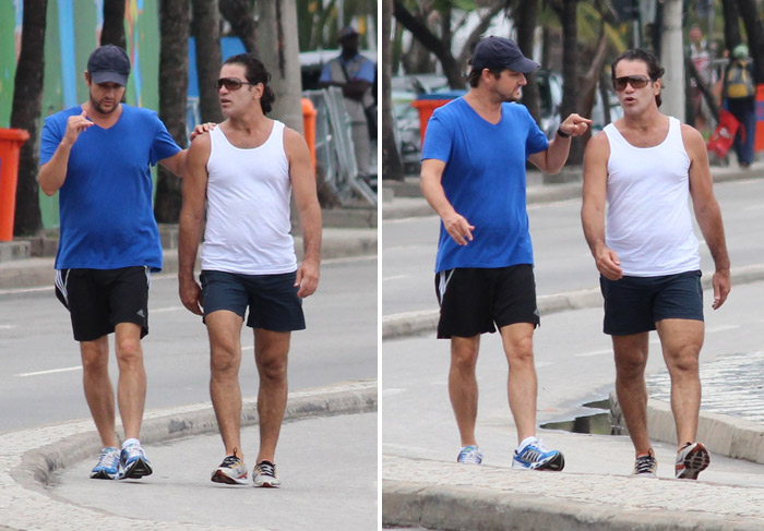 Marcelo Serrado caminha com amigo em Ipanema