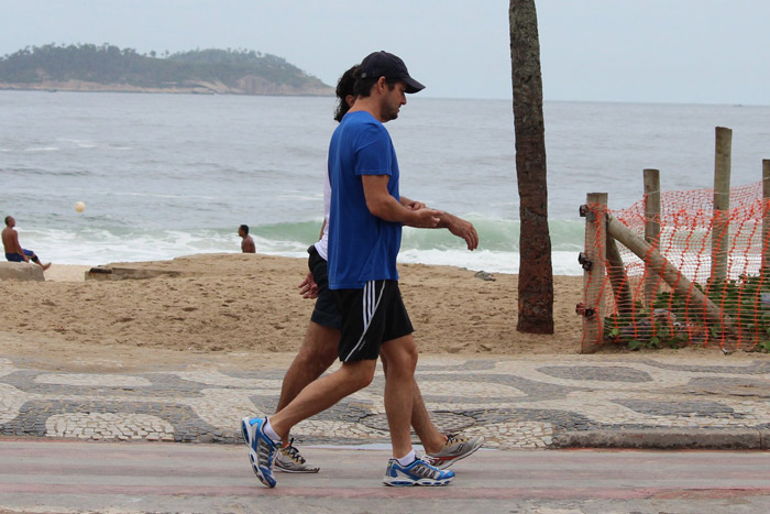 Marcelo Serrado caminha com amigo em Ipanema