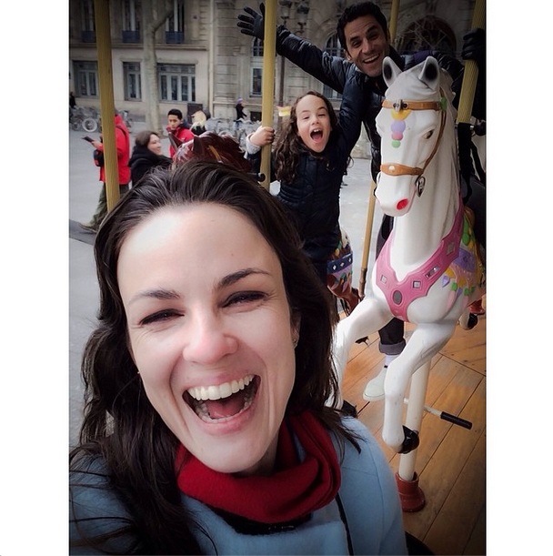 Carolina Kasting passeia com a filha e o marido pelas ruas de Paris