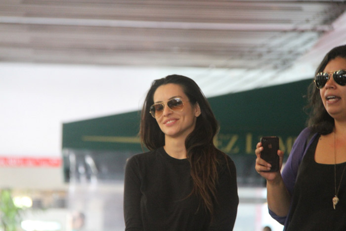 Cleo Pires circula sorridente por shopping no Rio