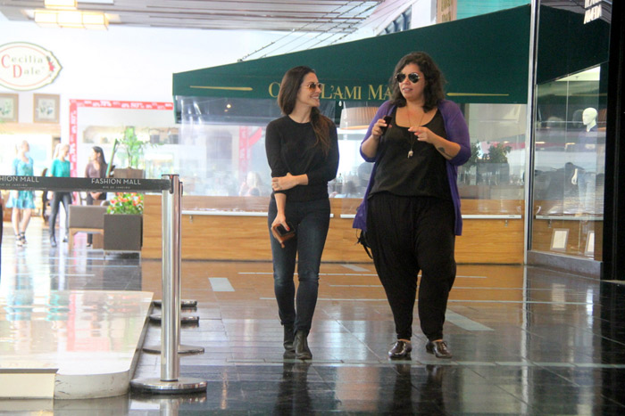 Cleo Pires circula sorridente por shopping no Rio