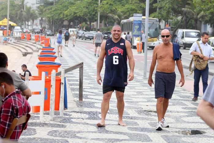 Ronaldo e Paula Morais: beijos e exercício nas areias cariocas