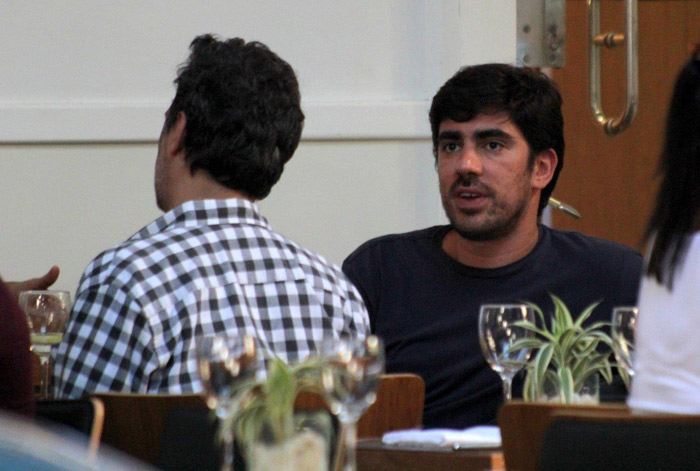 Marcius Melhem almoça com Marcelo Adnet e amigo no Leblon