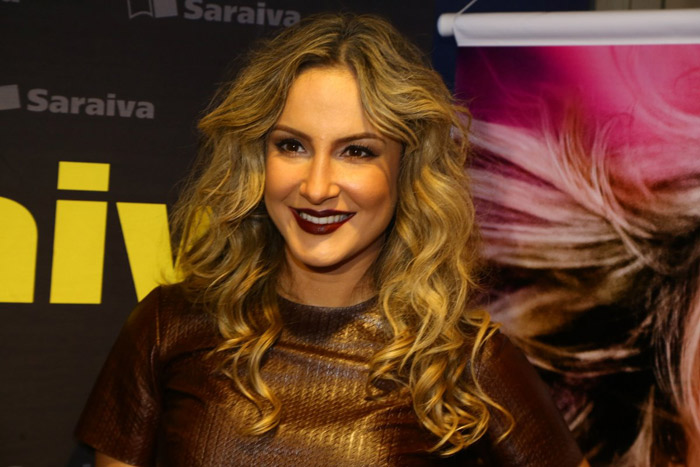 Cláudia Leitte movimenta shopping no Rio, em tarde de autógrafos de novo DVD