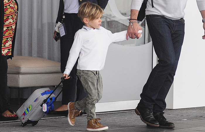 Ricky Martin embarca com filhos em aeroporto do Uruguai