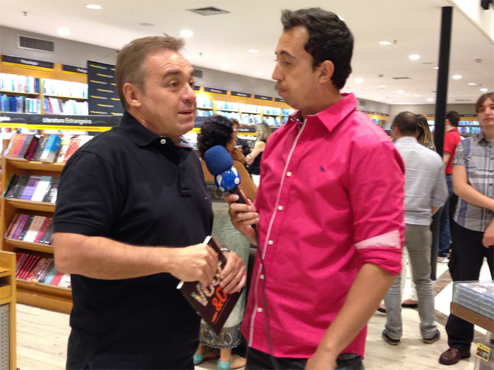 Gugu Liberato sendo entrevistado por Thiago Rocha