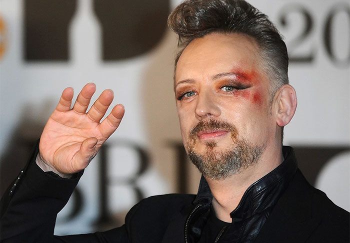 Boy George usa maquiagem de hematoma no olho  no Brit Award