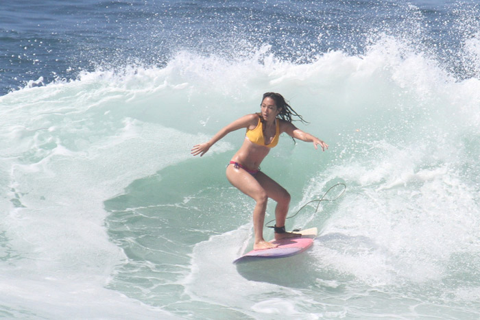 Dani Suzuki mostra que domina as ondas em dia de surfe