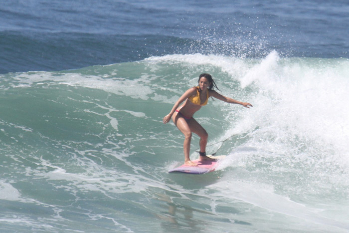 Dani Suzuki mostra que domina as ondas em dia de surfe