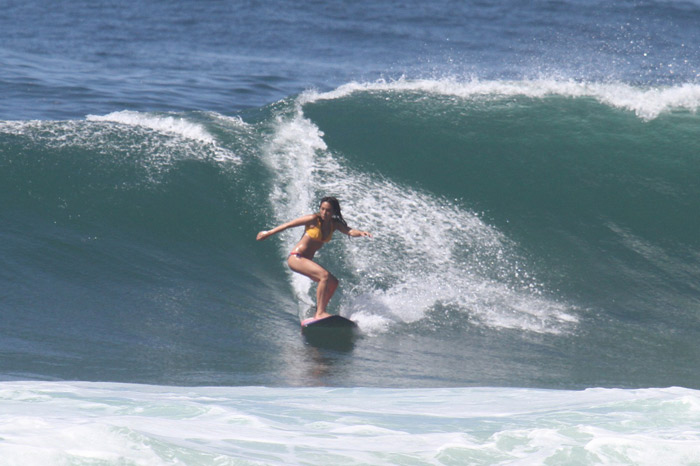 Dani Suzuki mostra que domina as ondas em dia de surfe