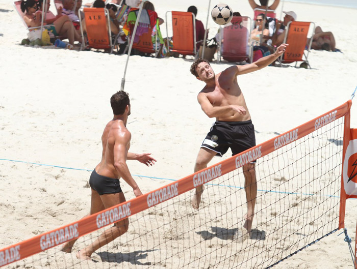 José Loreto joga futevôlei na praia e mostra a boa forma