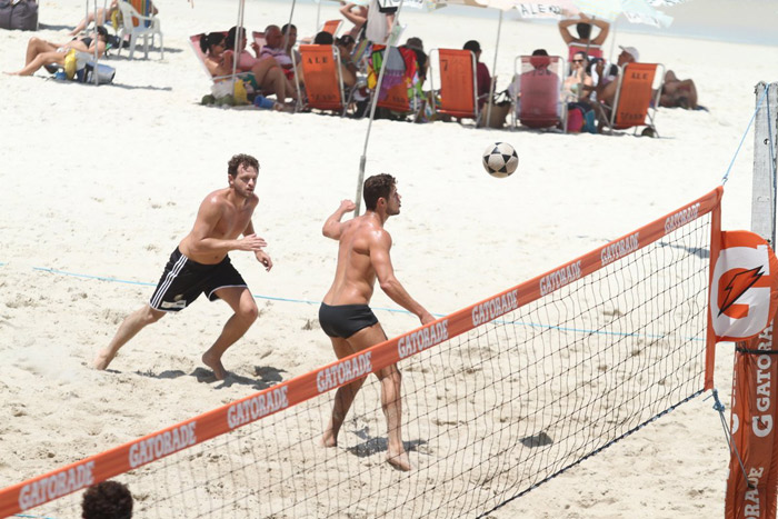 José Loreto joga futevôlei na praia e mostra a boa forma