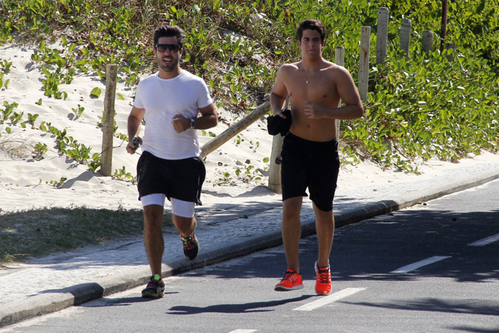 Enzo Celulari faz exercícios em praia carioca acompanhado por Sandro Pedroso