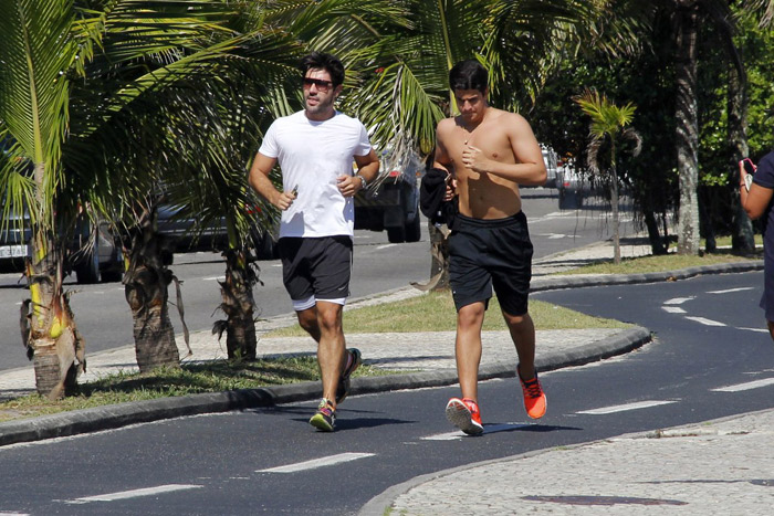 Enzo Celulari faz exercícios em praia carioca acompanhado por Sandro Pedroso