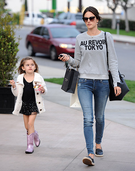 Alessandra Ambrosio vai às compras com Anja