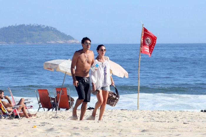 Glenda Kozlowski curte praia com o namorado no Rio de Janeiro