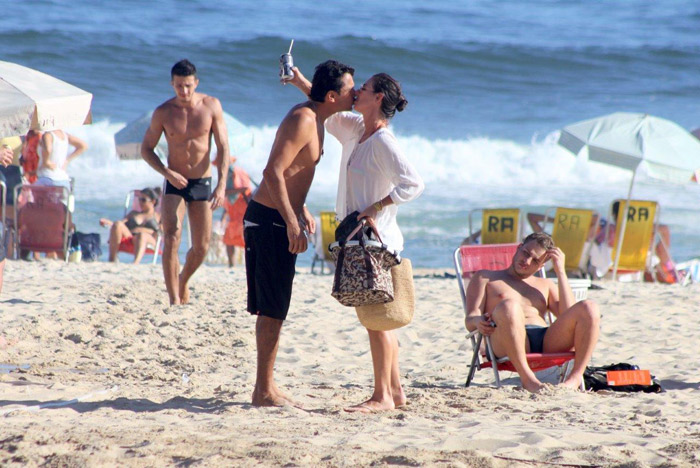 Glenda Kozlowski curte praia com o namorado no Rio de Janeiro