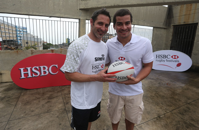 Thiago Martins participa de ação social no morro do Cantagalo, no Rio