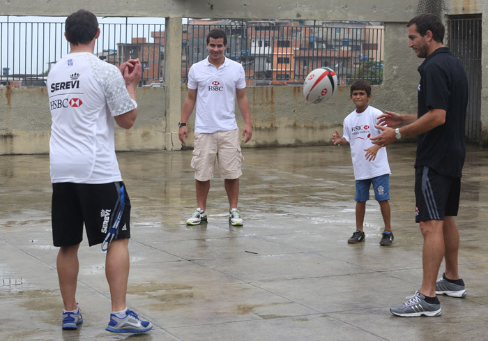 Thiago Martins participa de ação social no morro do Cantagalo, no Rio