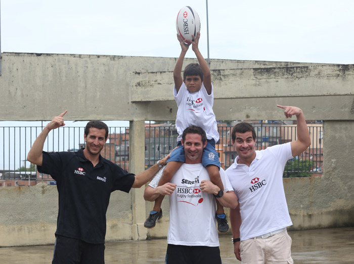 Thiago Martins participa de ação social no morro do Cantagalo, no Rio