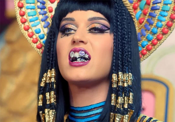 Katy Perry lança videoclipe de Dark Horse