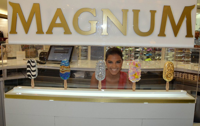 Mariana Rios inaugura loja de sorvete em São Paulo com vestido decotado
