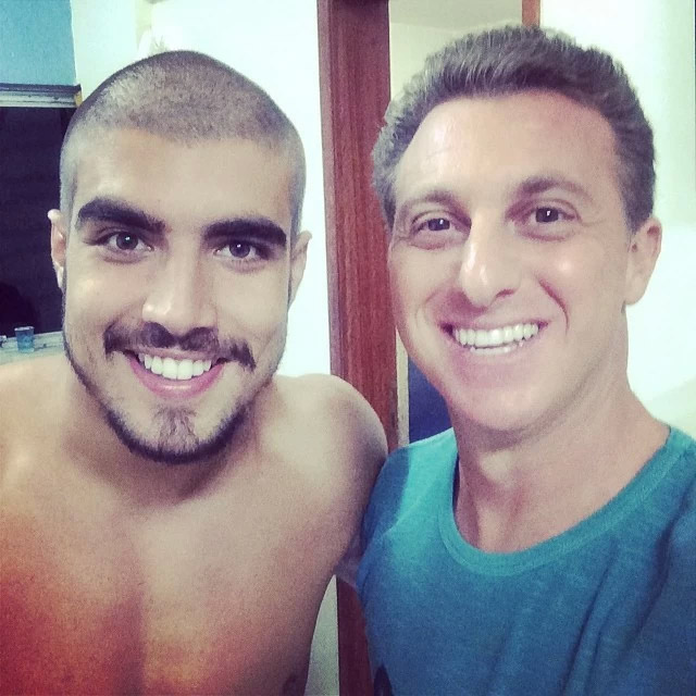 Caio Castro fica careca no Caldeirão do Huck