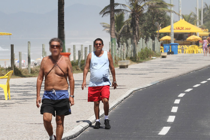  Zeca Pagodinho faz caminhada na Barra da Tijuca