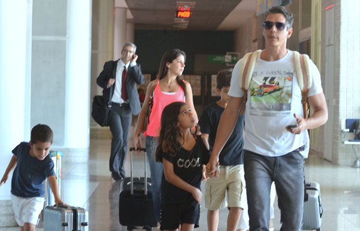 Marcio Garcia embarca com a família no aeroporto Santos Dumont