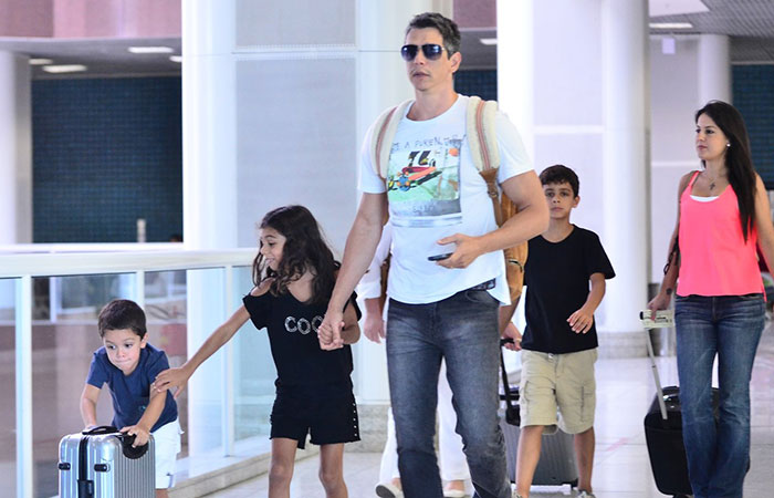 Marcio Garcia embarca com a família no aeroporto Santos Dumont
