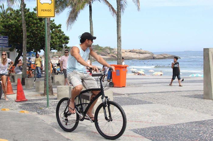 Fred curte tarde de folga com a namoada na praia do Arpoador