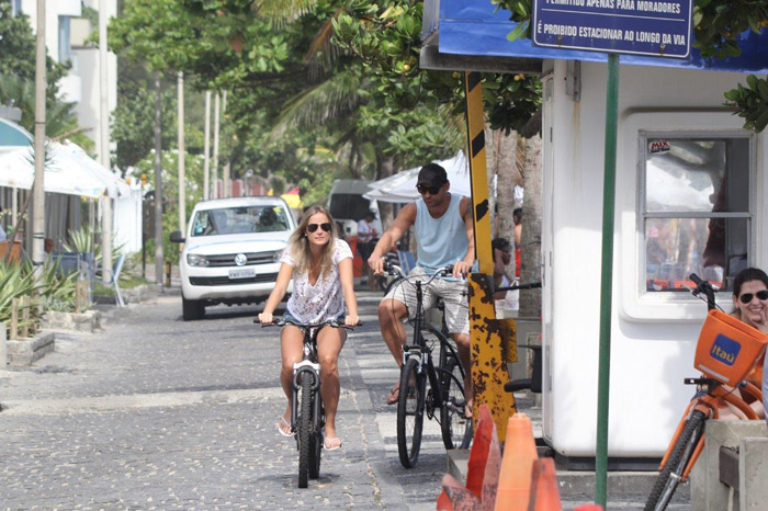 Fred curte tarde de folga com a namoada na praia do Arpoador