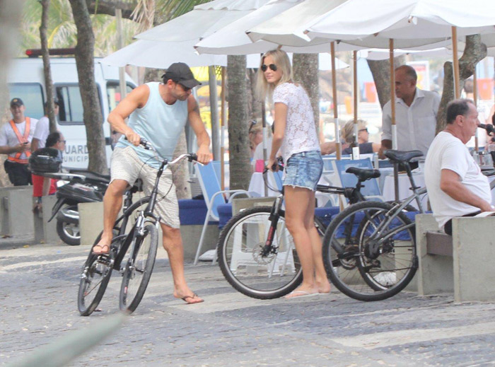 Fred curte tarde de folga com a namoada na praia do Arpoador