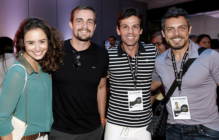 Claudia Abreu toma chopp com o marido durante torneio de tênis