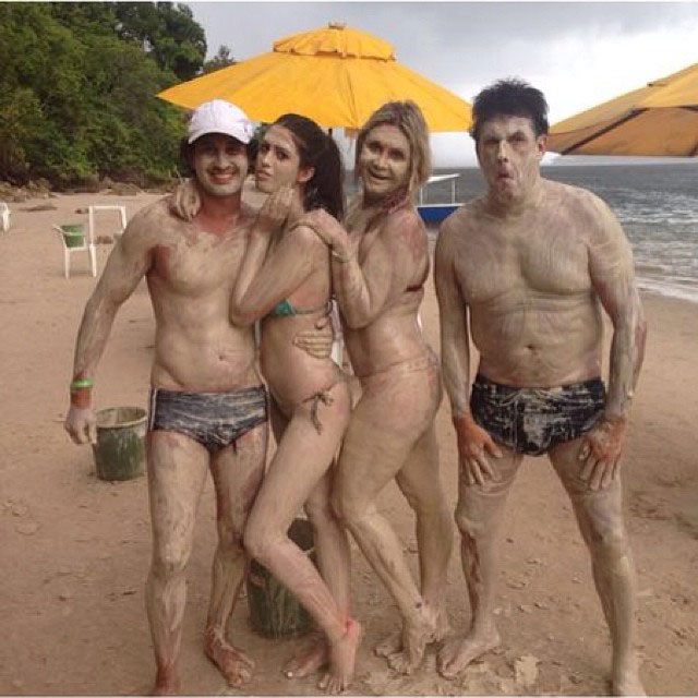 Sérgio Mallandro curte praia com a família besuntado de lama