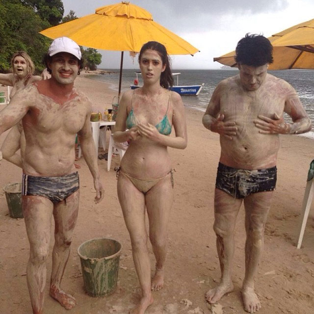Sérgio Mallandro curte praia com a família besuntado de lama