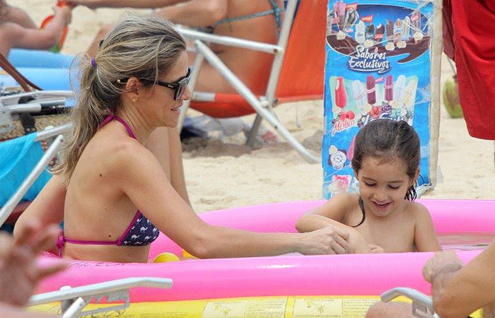 Ingrid Guimarães curte praia com a família