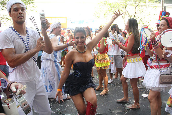 Mari Silvestre mostra o corpão em bloco de rua no Rio