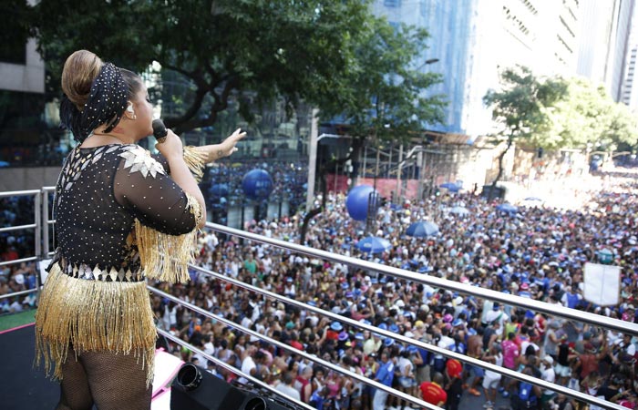 Preta Gil arrasta multidão com seu bloco, no Rio