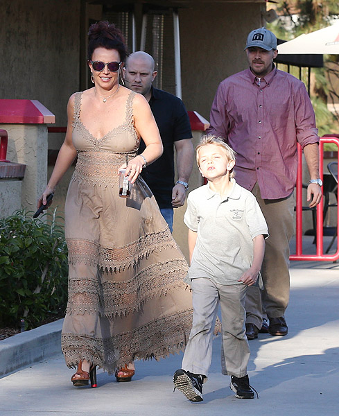 Com vestido cheio de transparências, Britney Spears almoça com filho e namorado