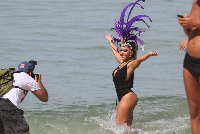 Mulher Melão faz ensaio de maiô no mar da Barra da Tijuca