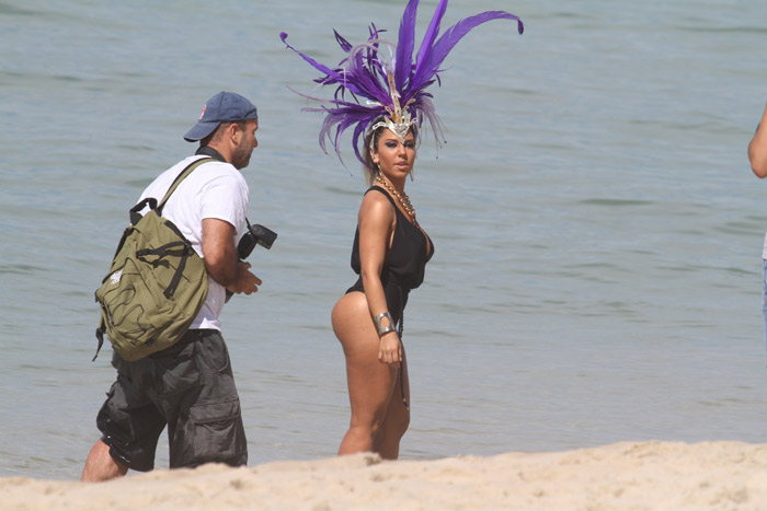 Mulher Melão faz ensaio de maiô no mar da Barra da Tijuca