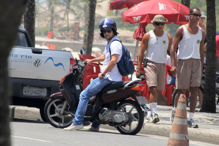 Marcelo Serrado circula de moto pelo Arpoador