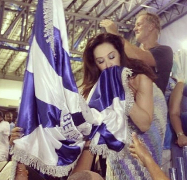 Claudia Raia beija a bandeira da Beija-Flor de Nilópolis