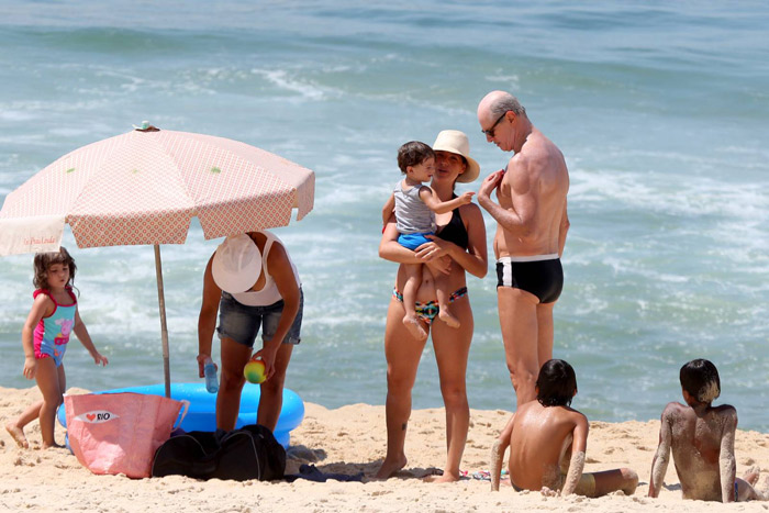 Marcos Caruso passeia com os netos na praia do Leblon