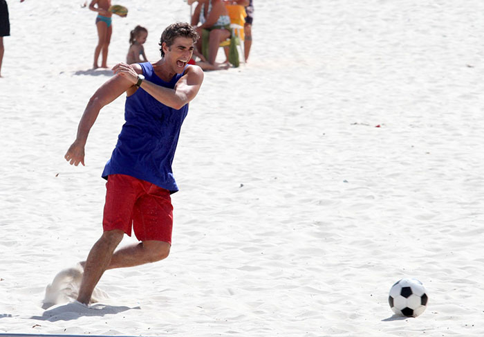 Reynaldo Gianecchini joga futebol na praia durante gravação de Em Família