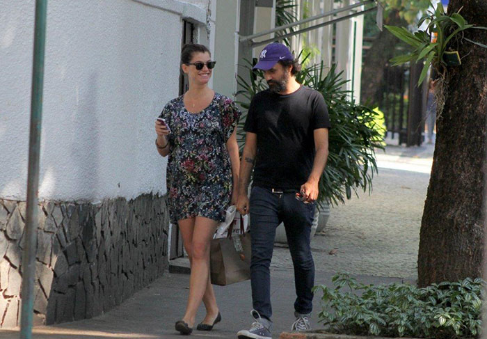 Alinne Moraes passeia com Mauro Lima e exibe barrigão