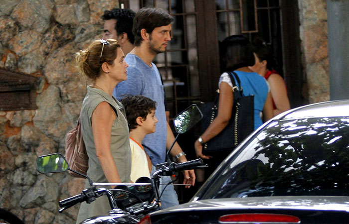 Adriana Esteves e Vladimir Brichta levam o filho à loja de bicicletas